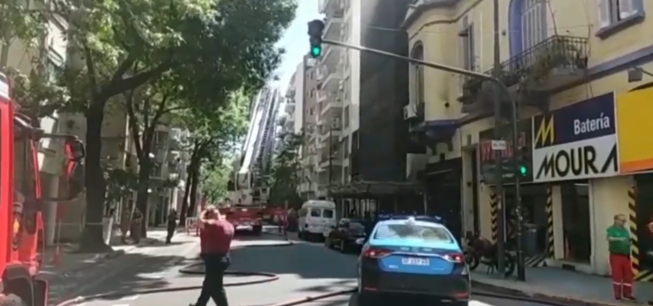 Se incendió el quinto piso de un edificio en Billinghurst al 1100: un hospitalizado