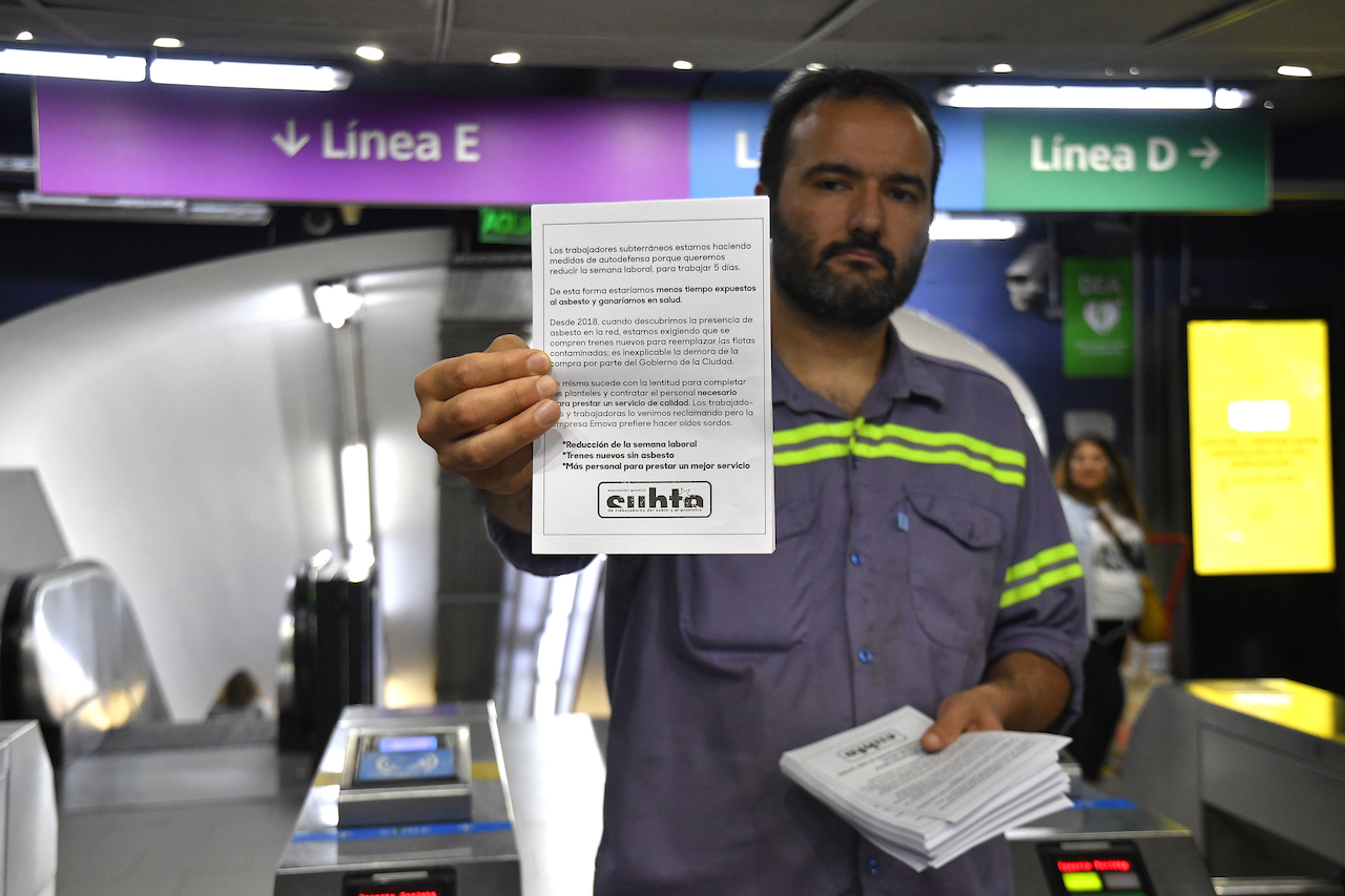 Gremio del subte liberó molinetes y paralizó una hora los servicios de línea E y el Premetro