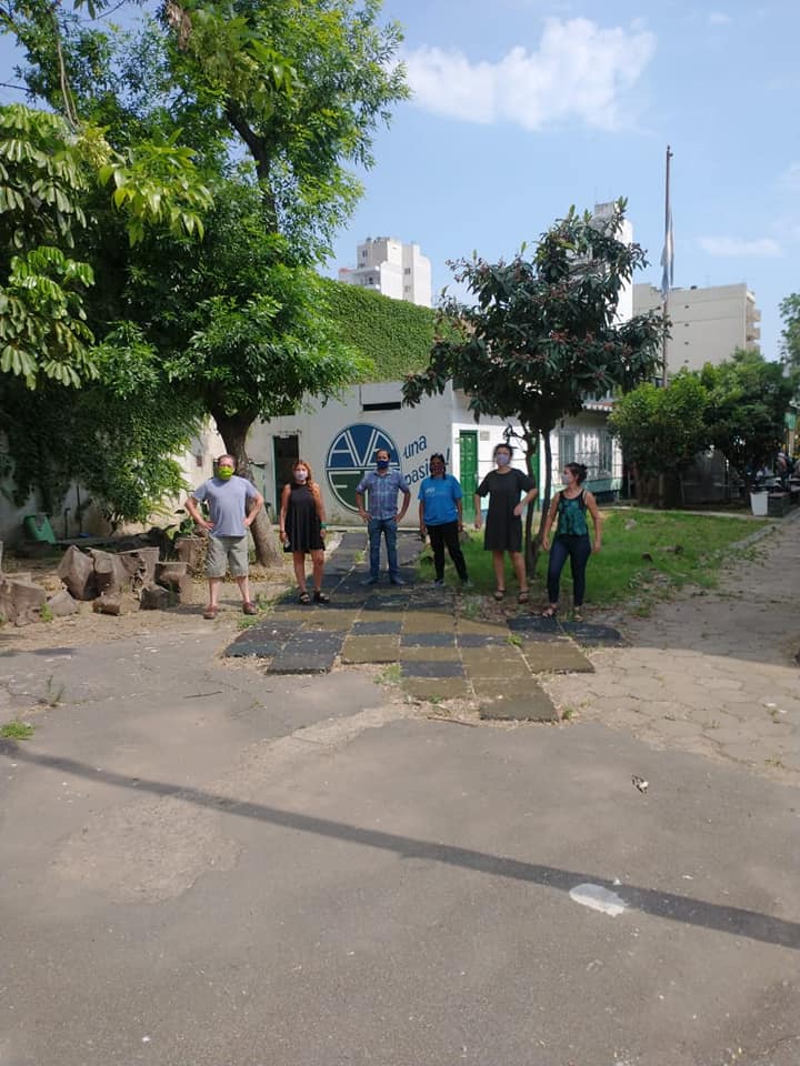Boedo: pintan un banco rojo en la plaza de AVeFA
