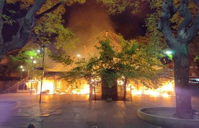 Incendio y destrucción del escenario de la Feria de Mataderos