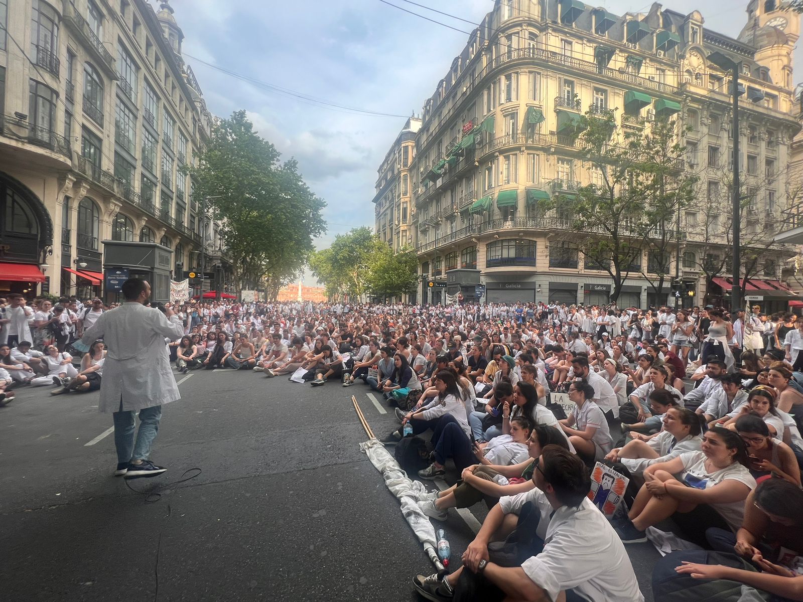 Residentes y concurrentes inician la novena semana de lucha y convocan a “La noche de las luces”