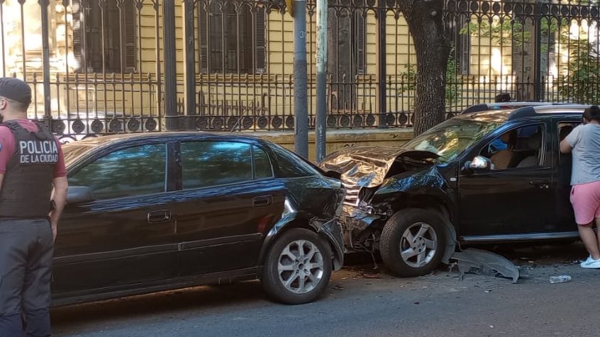 Balvanera: una conductora borracha embistió tres motos y dos autos estacionados frente al Mariano Acosta