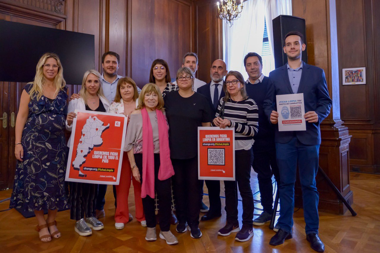 Legislatura porteña: presentaron más de 428.000 firmas para que haya Ficha Limpia en CABA