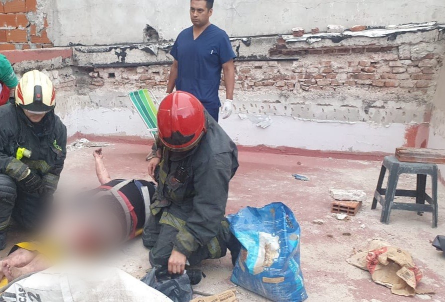 Balvanera: se incendió una vivienda en Moreno al 3200 y rescataron a dos personas con quemaduras