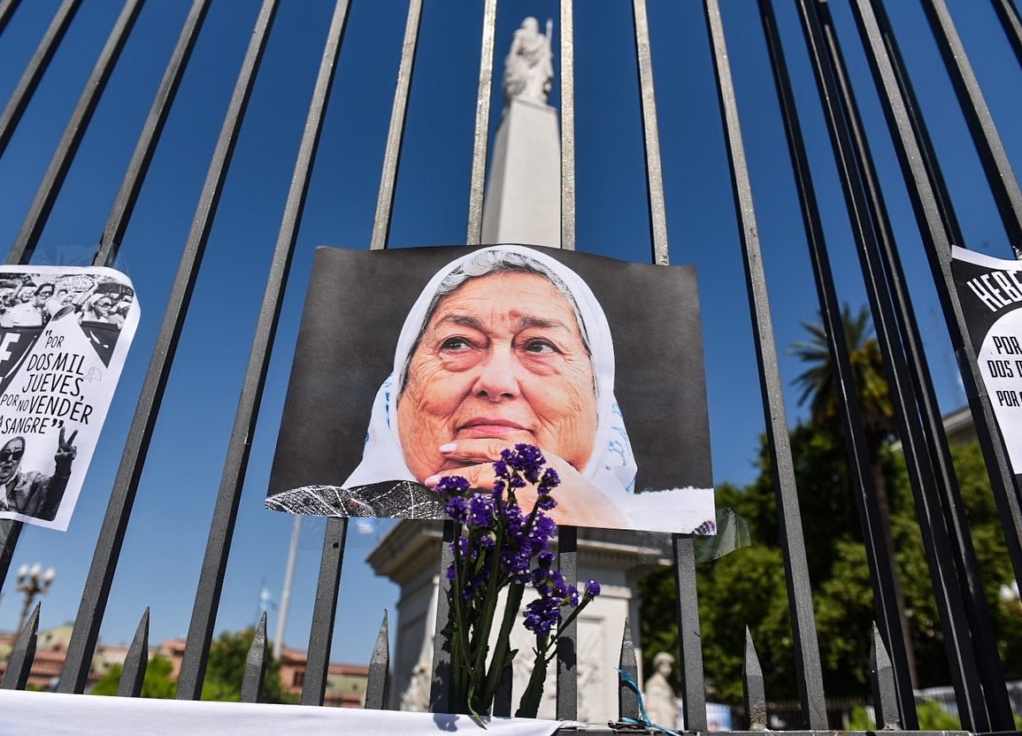 Multitudinaria marcha en Plaza de Mayo para despedir los restos de Hebe de Bonafini
