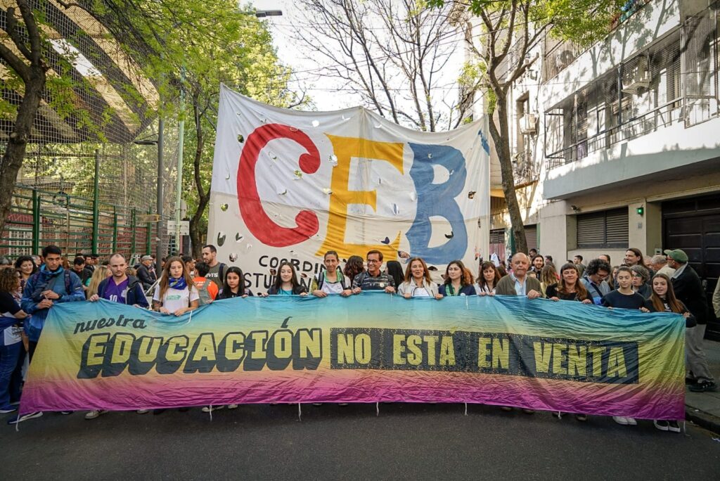 Gremios y legisladores se solidarizaron con el vicerrector del Mariano Acosta sumariado por el GCBA