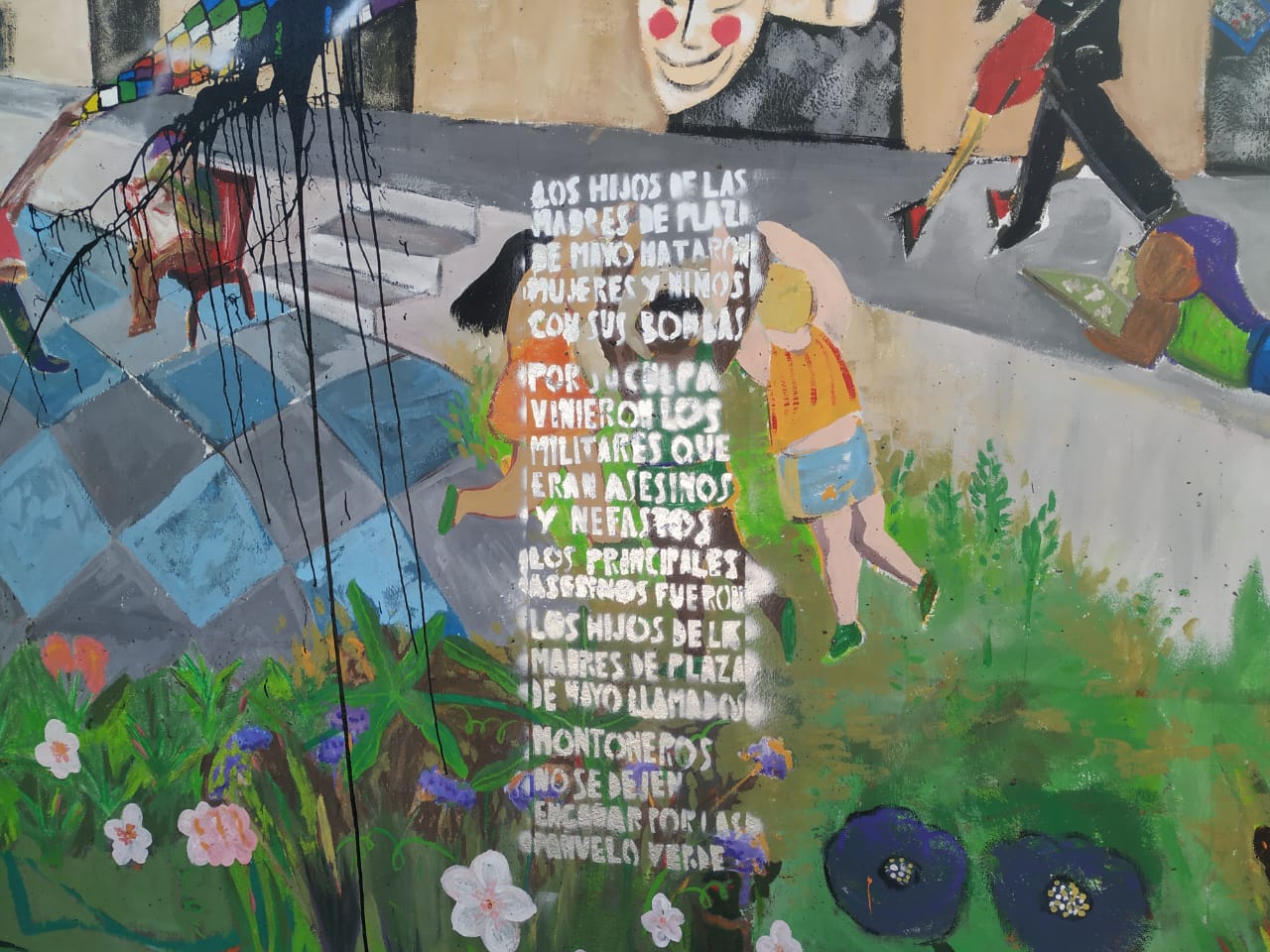Pintaron consignas negacionistas en el mural de Anchorena y Perón: las mismas que frente a la Universidad de Barrios de Pie