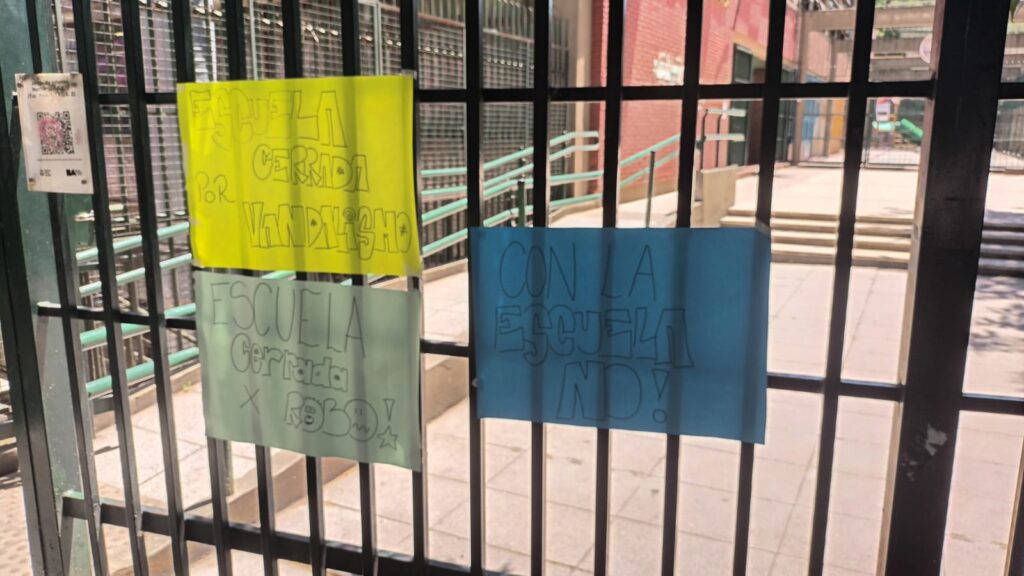 Denuncian el robo de computadoras y daños a una escuela de Palermo