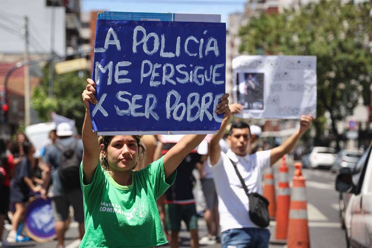 Protesta en Balvanera para denunciar que policías dispararon por la espalda a un entrenador de fútbol