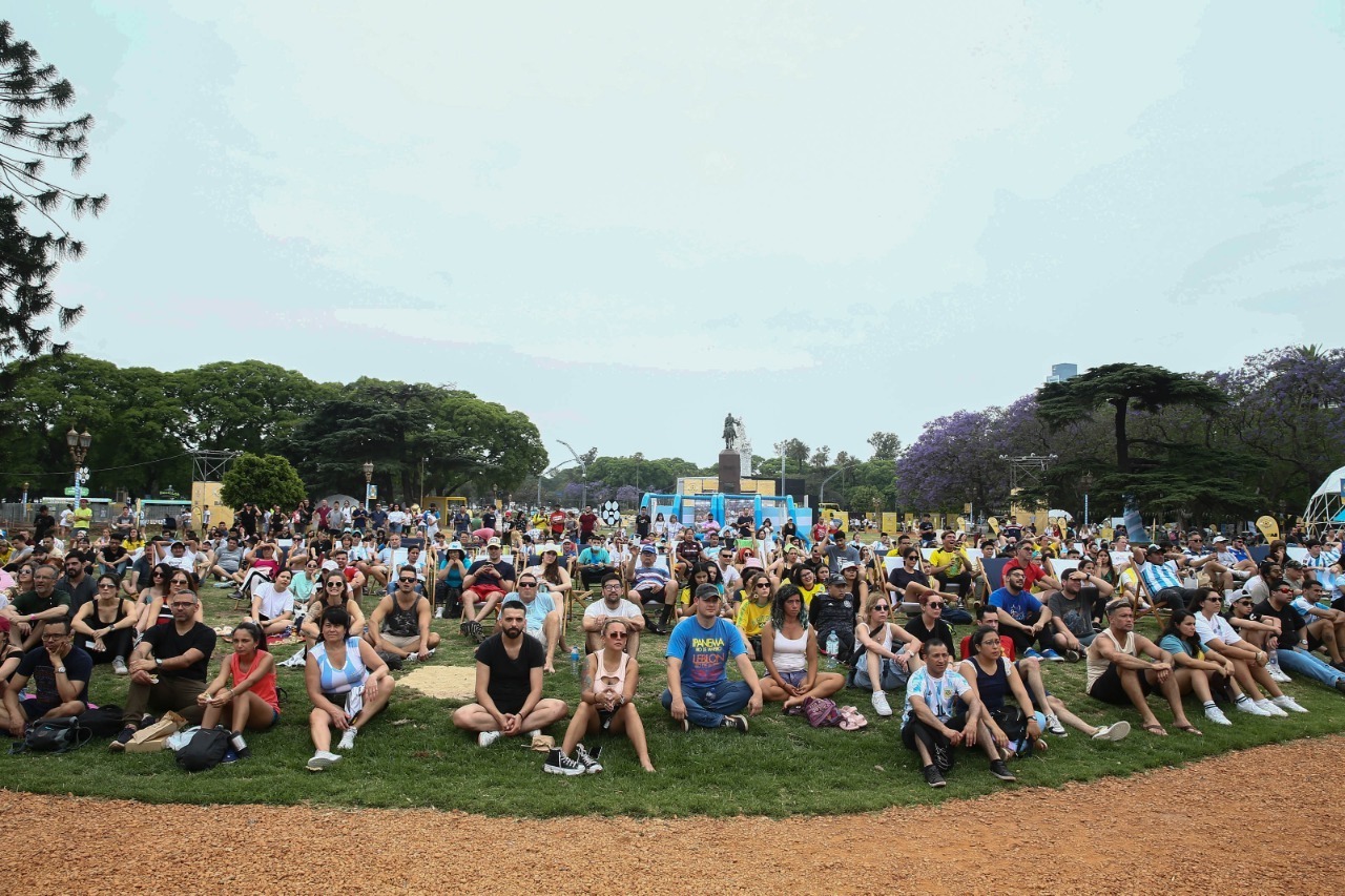 Gran concurrencia al primer día del Mundial de Qatar en Plaza Francisco Seeber