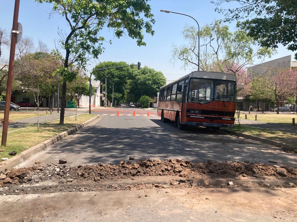 Avanza la instalación del riego automático en Parque Goyeneche: Jaramillo, cortada al tránsito