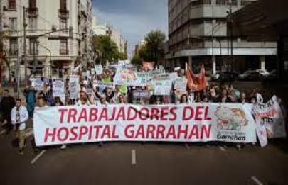 Trabajadores del Hospital Garrahan realizan un paro y movilización