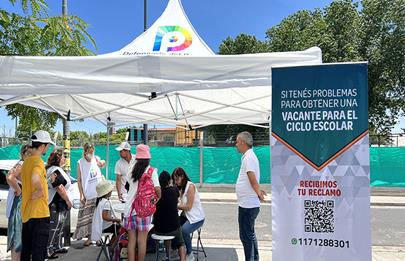 Operativo de la Defensoría en Mataderos por falta de vacantes en escuelas publicas