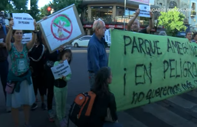 Una multitud le dijo no al memorial del Parque Ameghino