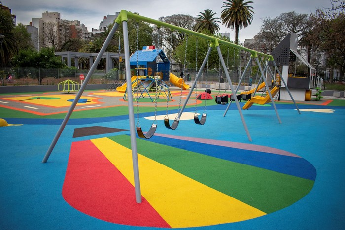 Flores: renovaron el patio de juegos de la Plaza Ángel Gris