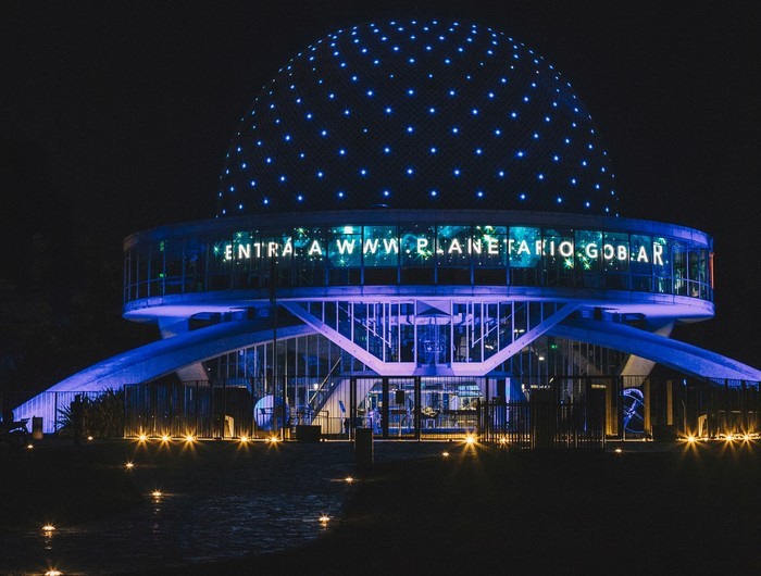 Iluminan monumentos porteños de azul por la concientización mundial sobre la neumonía