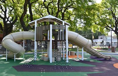 Fue inaugurado el patio de juegos en la Plaza Sudamérica