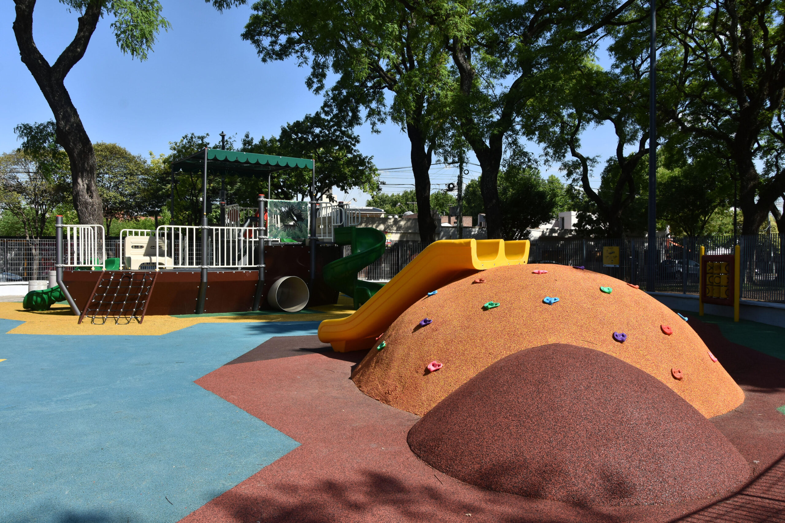 Villa Riachuelo: repararon el patio de juegos en la Plaza Sudamérica