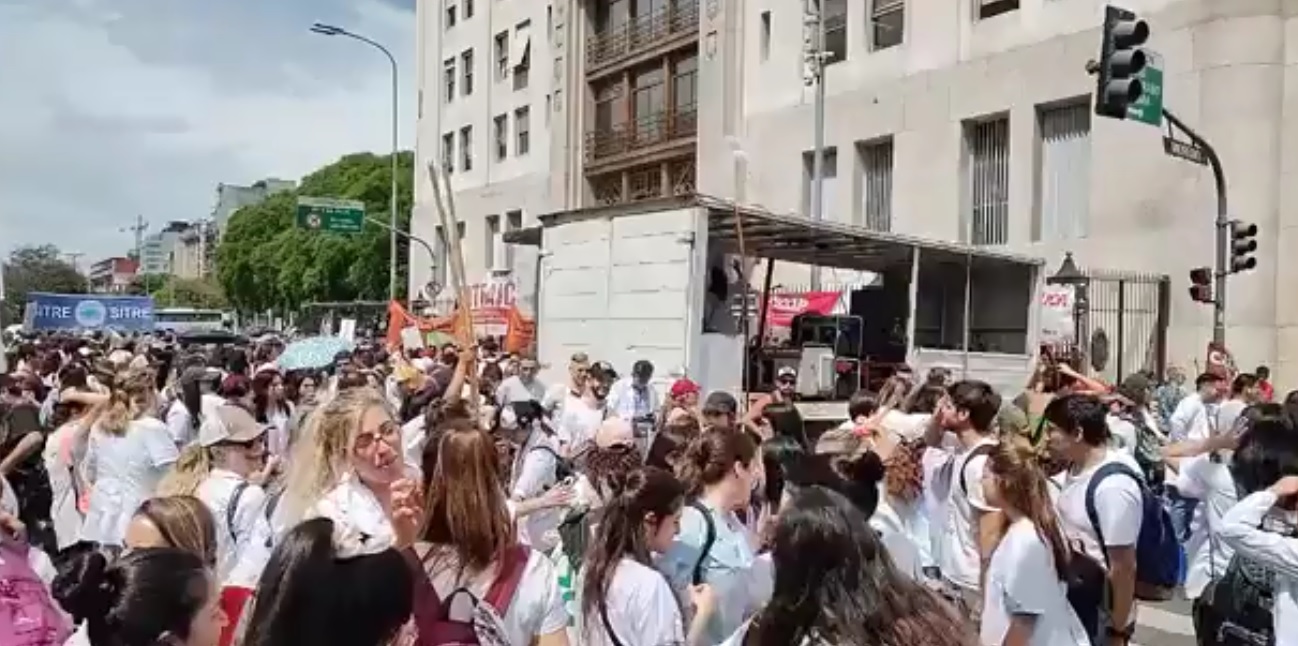 Trabajadores de la salud protestaron en distintos puntos del centro porteño