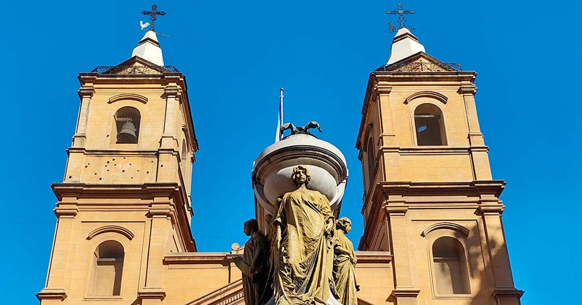 Una antigua iglesia y un pasaje, testigos de las invasiones inglesas