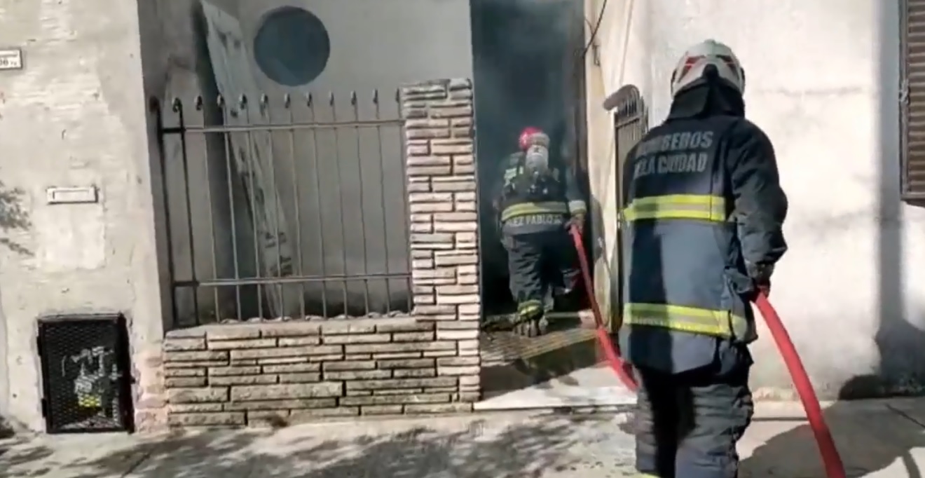Se produjo un incendio en una vivienda de Floresta: una persona trasladada