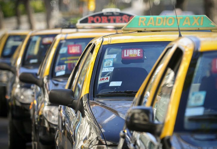 Taxis: implementan el segundo aumento escalonado y la bajada de bandera diurna llega a $225