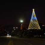 Ciudad instaló 15 árboles de navidad gigantes en plazas y parques porteños