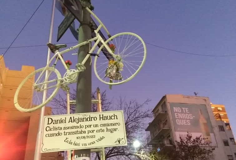 Marcha de Congreso a Salguero y la vía, donde atropellaron a una ciclista: fijarán una Bicicleta Blanca en su honor