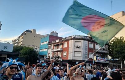 La Bandera de Bangladesh flameó en los festejos mundialistas en Mataderos