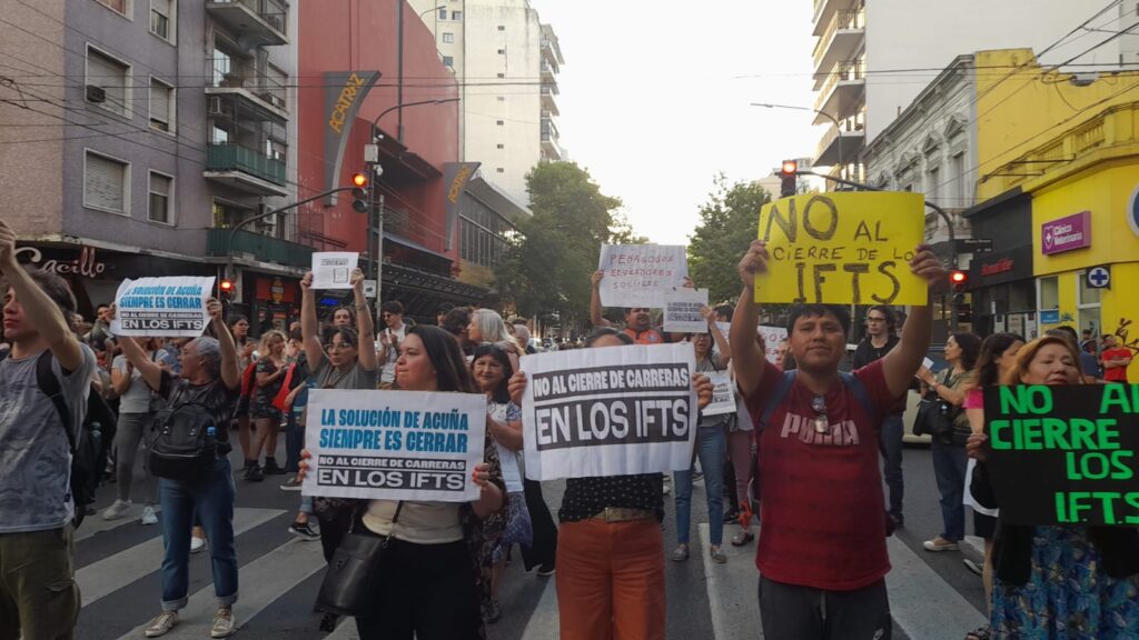 Clase abierta en Plaza Almagro para denunciar recortes en los Institutos de Formación Técnica Superior