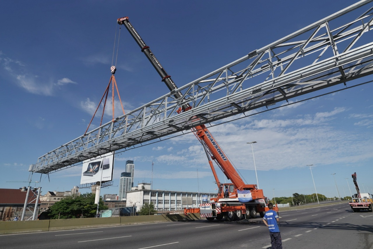 Autopista Illia: colocaron el pórtico para implementar el sistema de peaje sin barreras