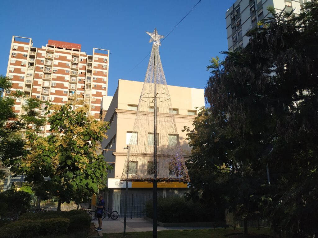 El GCBA instaló un árbol de navidad gigante en Plaza Boedo