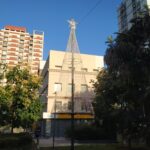 El GCBA instaló un árbol de navidad gigante en Plaza Boedo