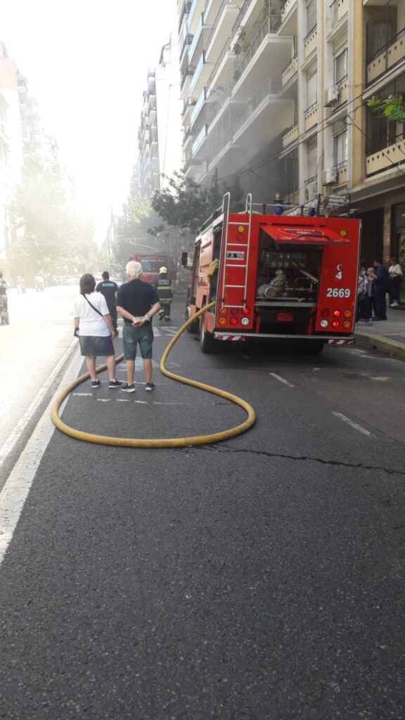 Balvanera: dos autos incendiados en un garage y un trasladado por inhalación de humo