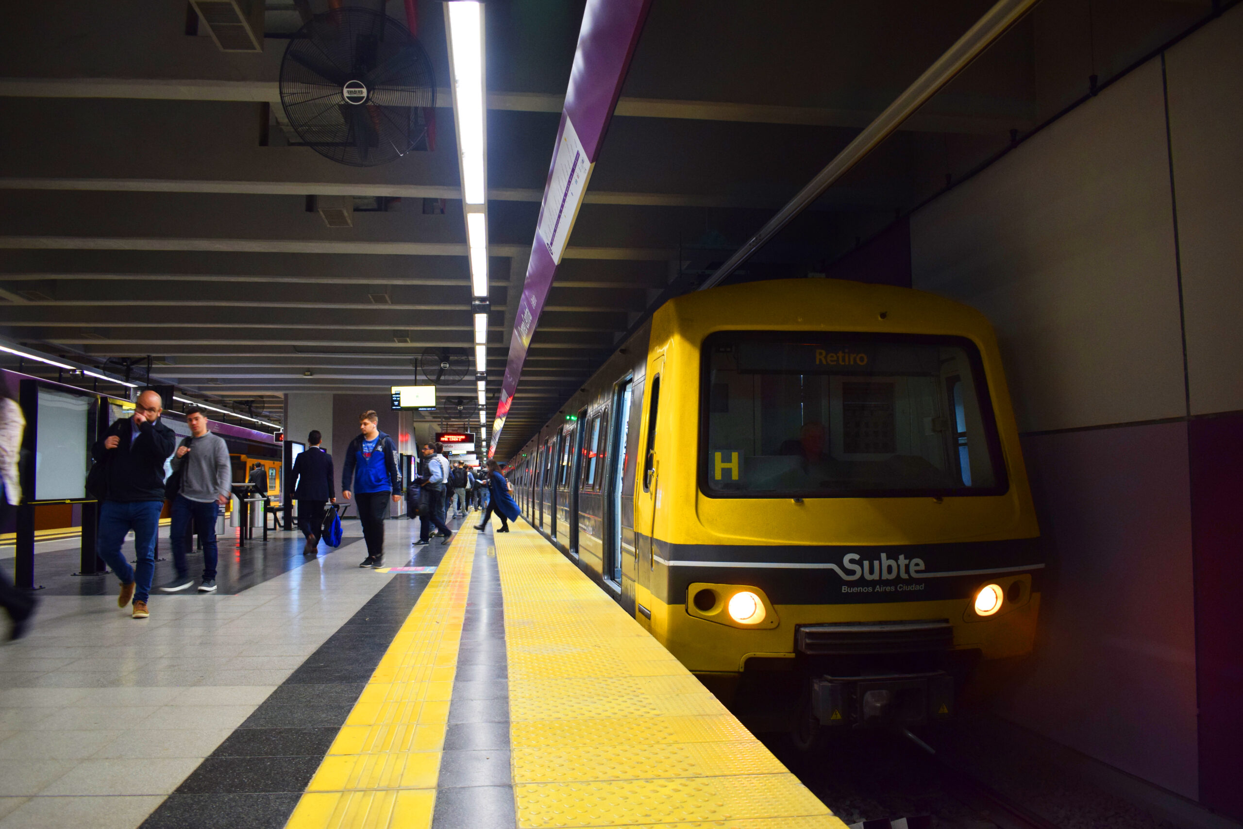 Metrodelegados levantan molinetes y paran la Línea E de subtes y el Premetro