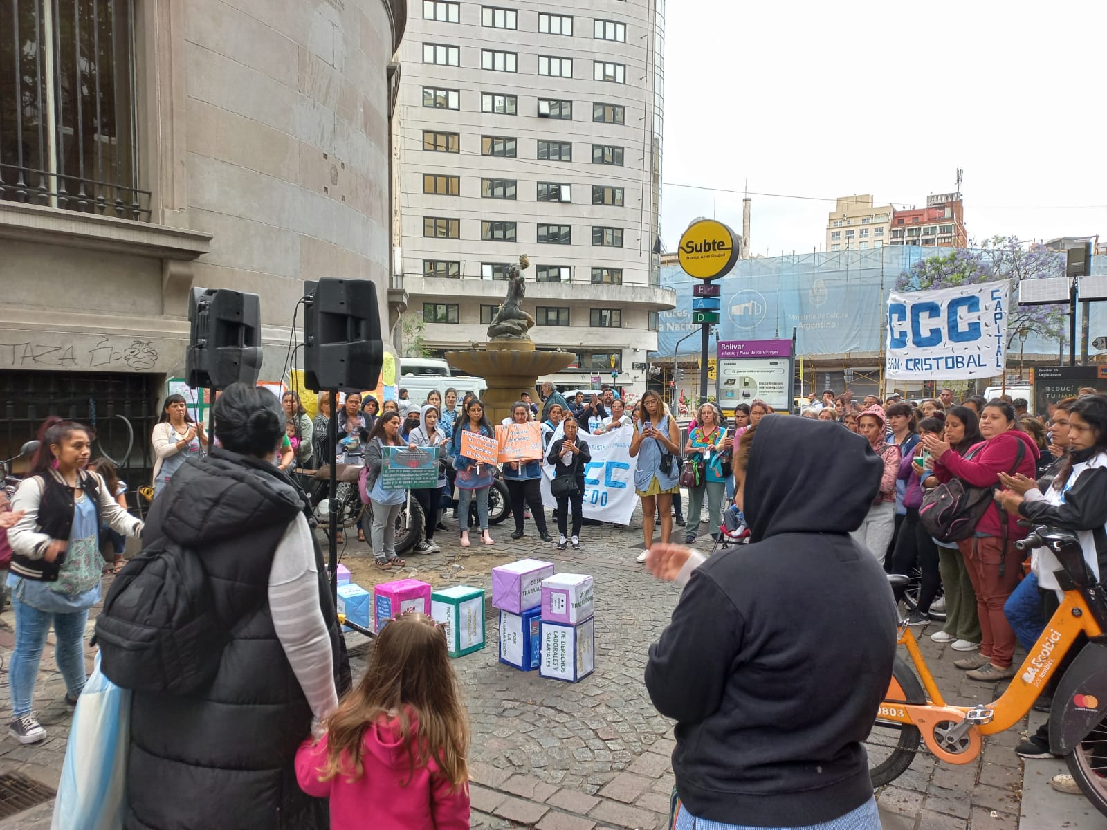 Frente a la Legislatura porteña denunciaron el posible cierre de cinco CPI