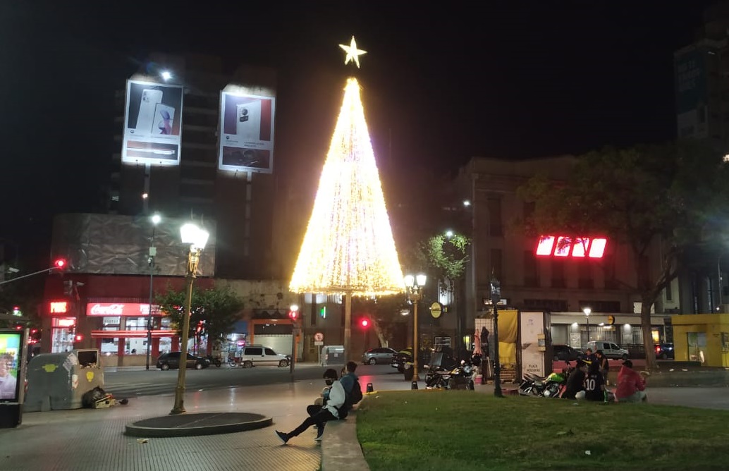 El GCBA instaló un árbol de navidad gigante en Plaza Miserere
