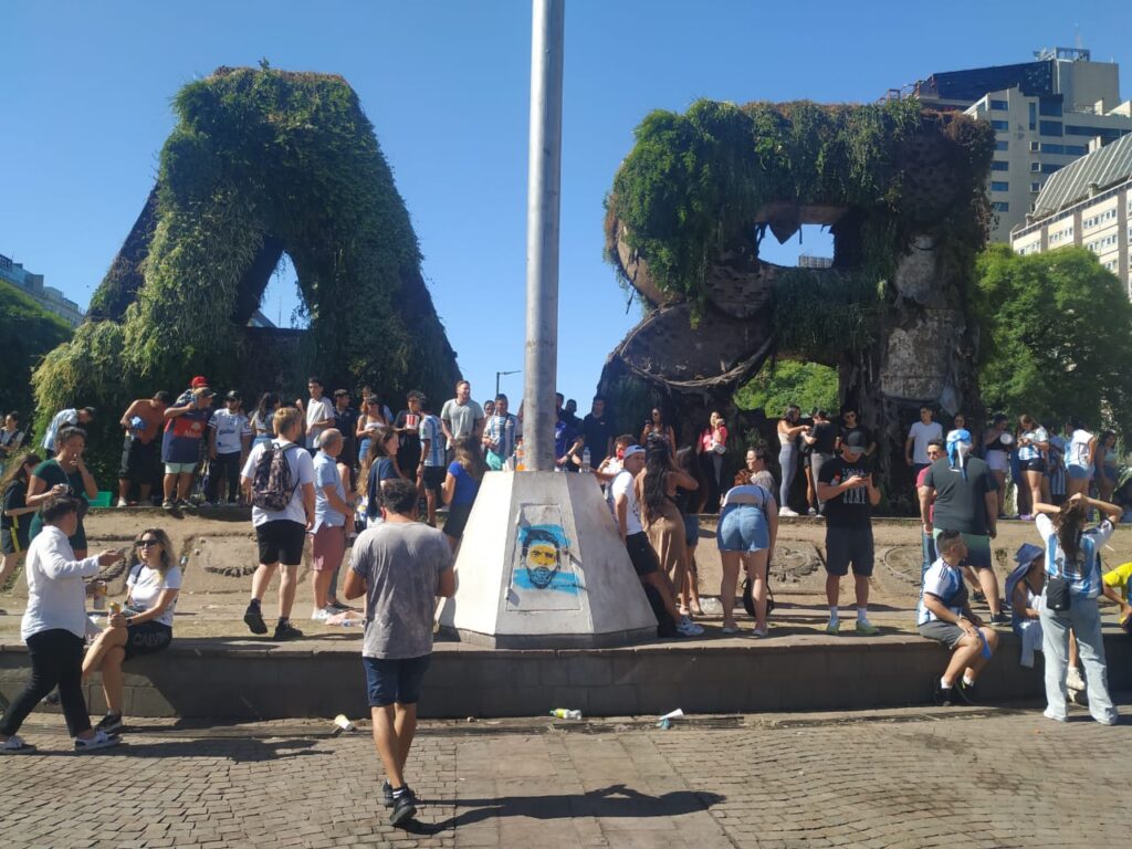 Obelisco: a la espera de la caravana con los campeones, sigue la marea celeste y los operativos de seguridad e higiene