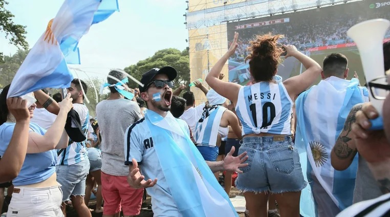 Banderazos en Corrientes y Medrano y Corrientes y Pueyrredón para alentar a la selección