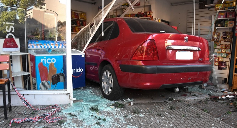 Almagro: un conductor alcoholizado se incrustó contra el kiosco de Castro Barros y Belgrano