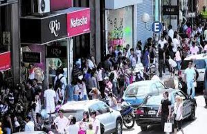 Avenida Avellaneda el lugar elegido por los porteños para los regalos de Navidad