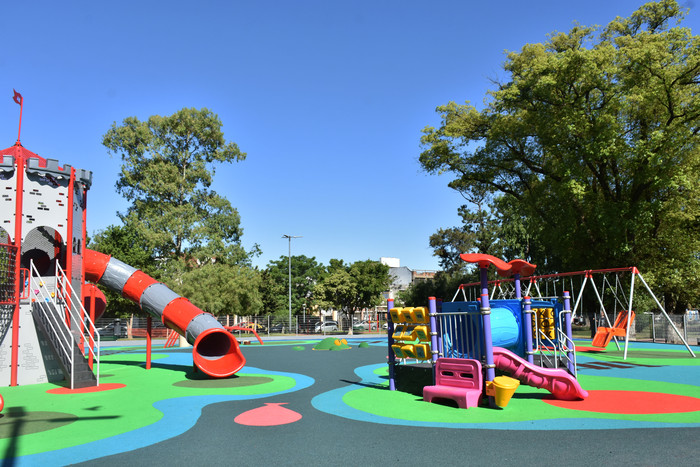 Reinauguraron el patio de juegos de la Plaza Ciudad Banff de Versalles