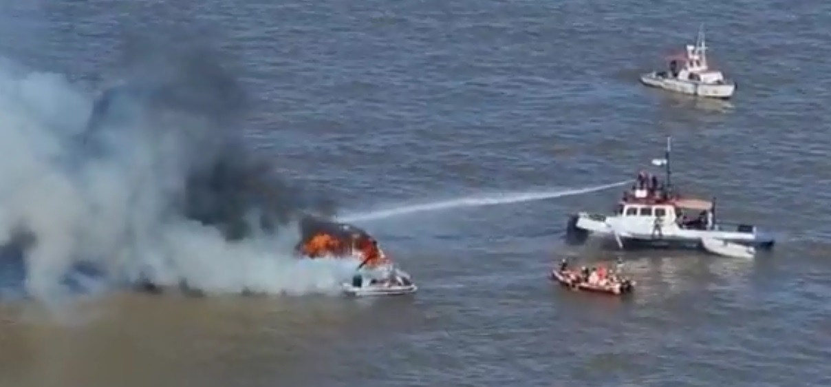Aeroparque: se incendió y hundió una embarcación en el Río de la Plata, rescataron a sus tripulantes