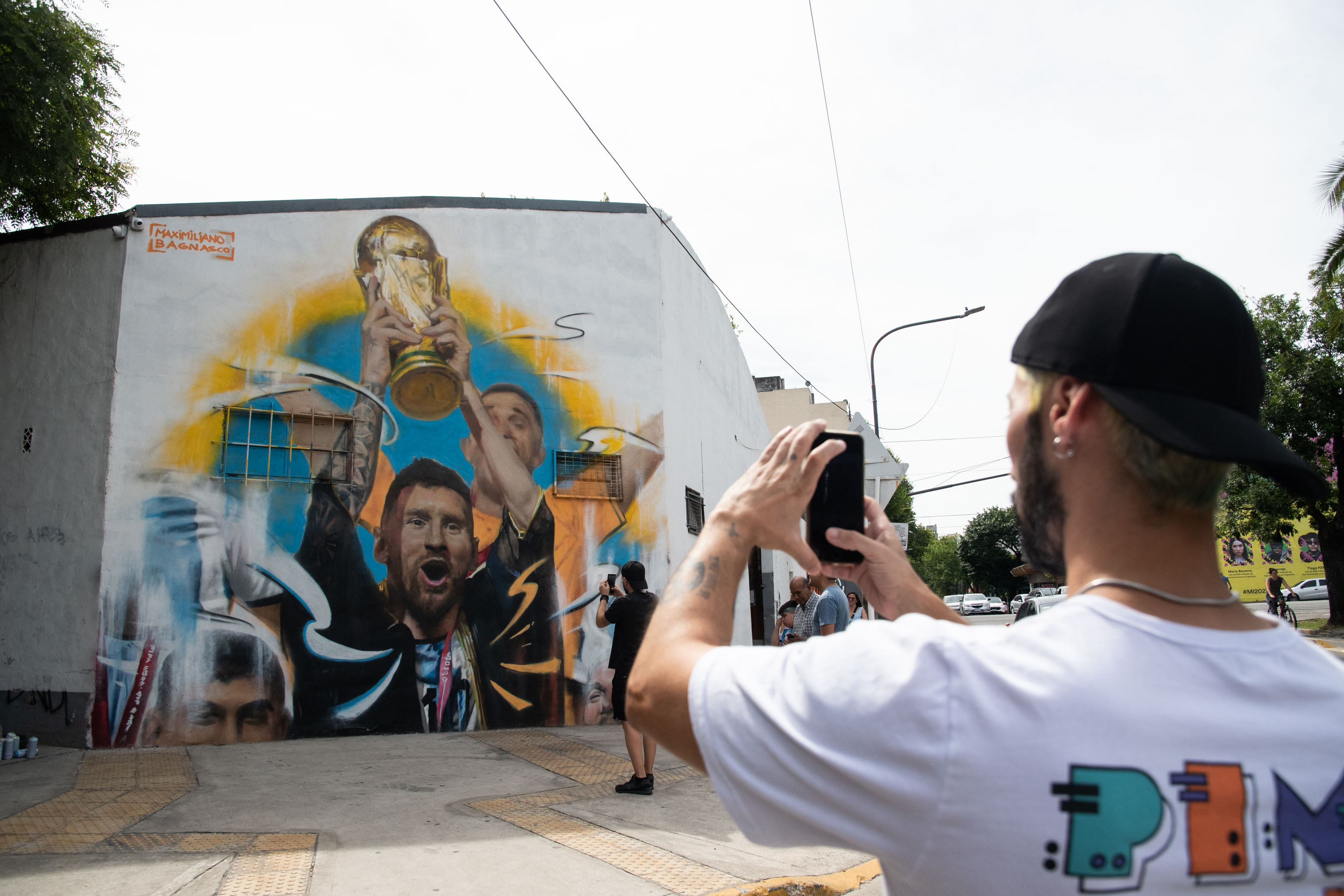 Mural de Lionel Messi en Palermo Hollywood alzando la copa del mundo