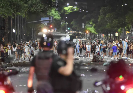 Enfrentamientos y represión en Obelisco en el final de los festejos