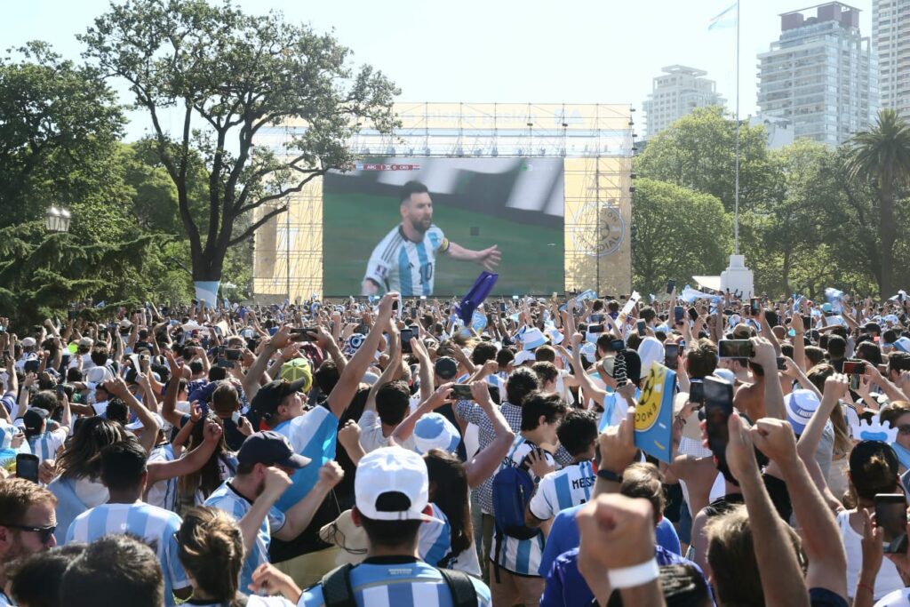 El GCBA instaló una pantalla gigante en el Rosedal de Palermo para ver la final