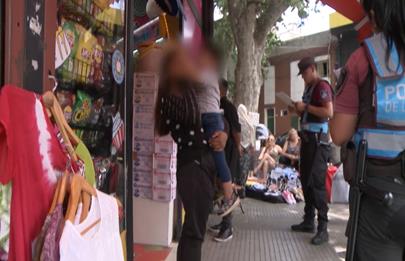 Detienen a pareja mechera con 25 prendas robadas de un local de Flores