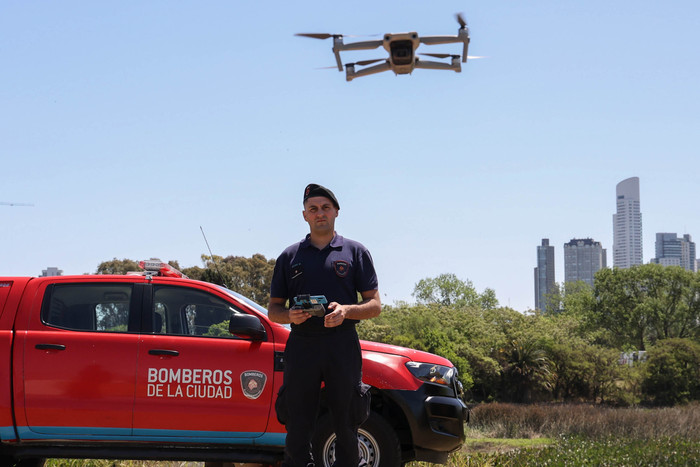 Cómo funciona el escuadrón de drones de la Ciudad que ayuda a apagar incendios