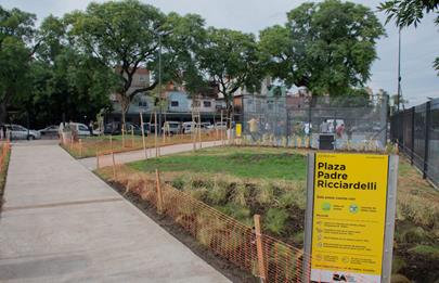 Espacio verde renovado en el barrio Padre Ricciardelli