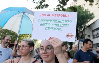 Nueva jornada de protesta contra el Metrobús en Flores